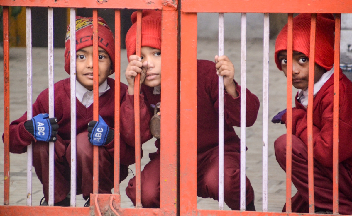 डीएम मैम...बहुत ठंड है...छुट्टी कर दो प्लीज प्लीज...अमरोहा के बच्चों का ये वीडियो आपके दिल को छू लेगा