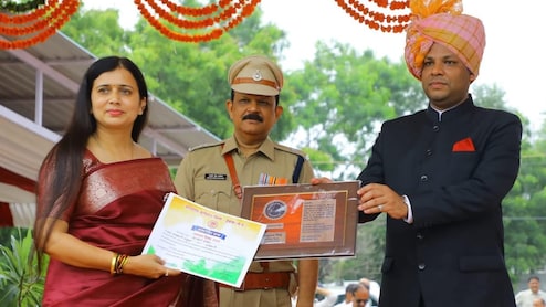 मंदाकिनी दीक्षित कौन? ठेकेदार सुसाइड केस में निलंबित, इंदौर से डेली अप-डाउन, कलेक्टर-SP ने क‍िया था सम्मानित