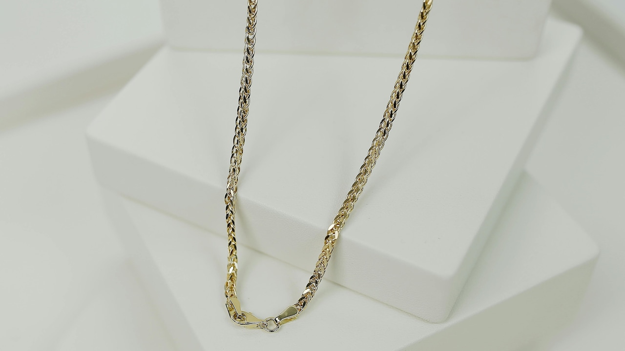 Minimal vs Statement Jewellery: When Each Works Better Minimal vs Statement Jewellery: When Each Works Better