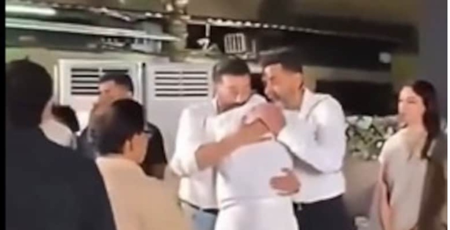 धर्मेंद्र की प्रेयर मीट में सोनू निगम ने इमोशनल सनी-बॉबी देओल को ऐसे दी थी सांत्वना,  वीडियो वायरल