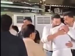 धर्मेंद्र की प्रेयर मीट में सोनू निगम ने इमोशनल सनी-बॉबी देओल को ऐसे दी थी सांत्वना,  वीडियो वायरल