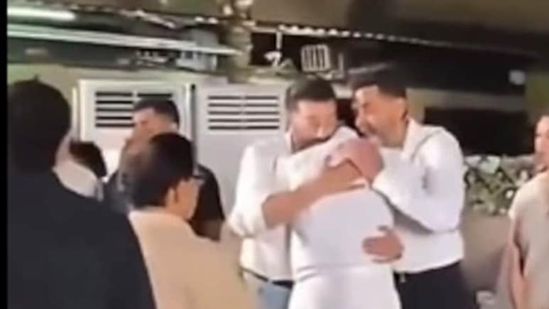 धर्मेंद्र की प्रेयर मीट में सोनू निगम ने इमोशनल सनी-बॉबी देओल को ऐसे दी थी सांत्वना,  वीडियो वायरल