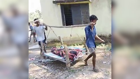 एंबुलेंस नहीं मिली&hellip; 6 किलोमीटर तक खाट पर शव ढोने को मजबूर हुए परिजन, कलेक्टर ने दिया ये जवाब&nbsp;