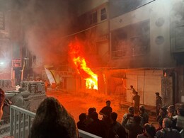 Vidisha Fire: कपड़ों की दुकान में लगी भीषण आग, अफरा-तफरी का मौहल, मौके पर पहंची फायर ब्रिगेड की गाड़ियां