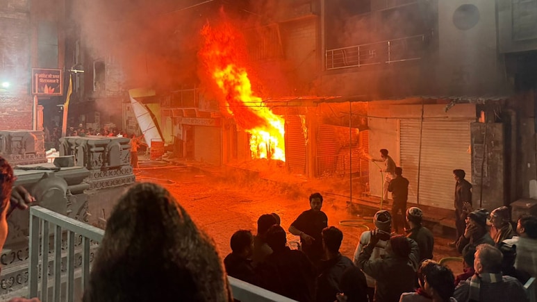 Vidisha Fire: कपड़ों की दुकान में लगी भीषण आग, अफरा-तफरी का मौहल, मौके पर पहंची फायर ब्रिगेड की गाड़ियां