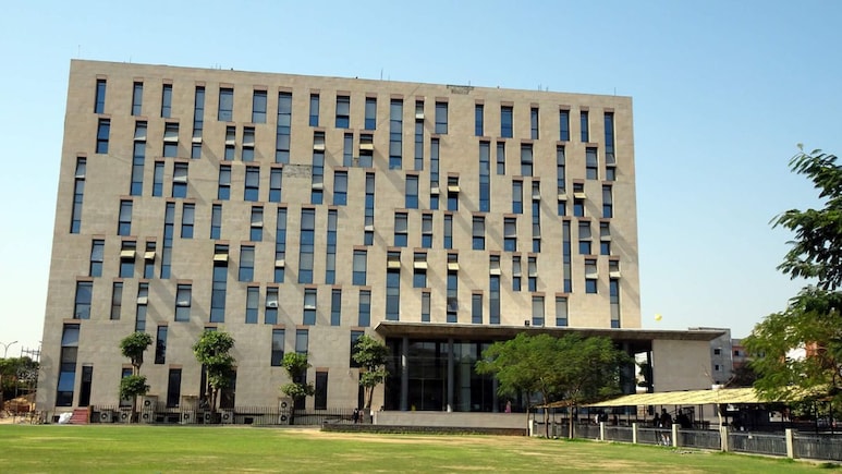 अमायरा सुसाइड केस के बाद जयपुर के नामी स्कूल पर चली CBSE की चाबुक, अब बोर्ड परीक्षाओं का क्या होगा?