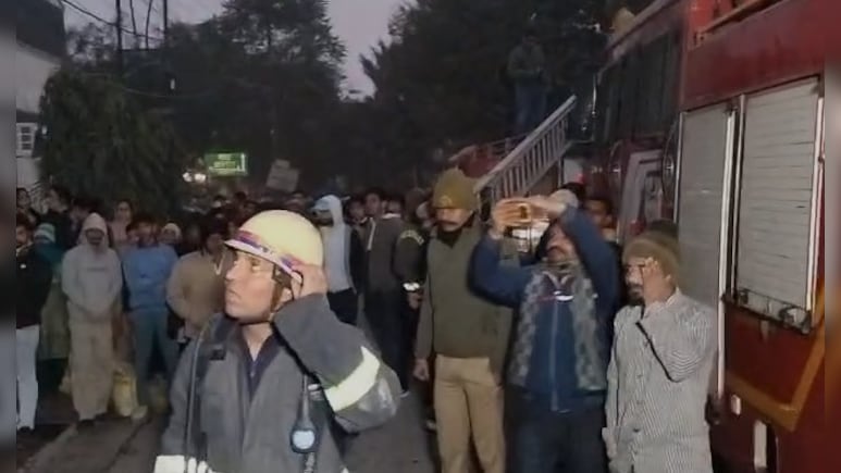 मुजफ्फरनगर: फ्लैट में लगी भीषण आग, एक ही परिवार के तीन लोगों की मौत