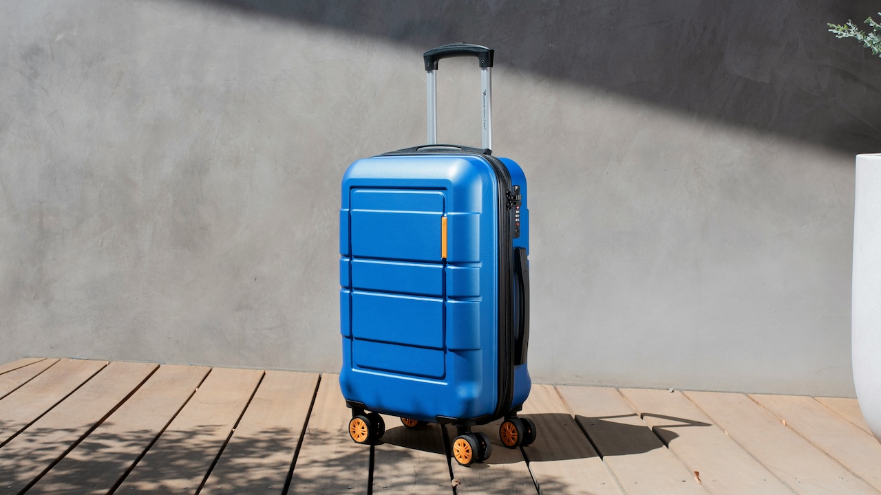 6 Lightweight Suitcases That Dont Crack at Airports 6 Lightweight Suitcases That Dont Crack at Airports