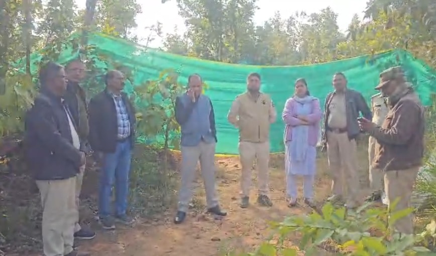 घुई वनक्षेत्र में वन विभाग के अधिकारी. घुई वनक्षेत्र में वन विभाग के अधिकारी.