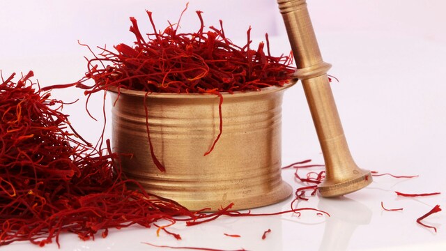 Saffron contain active plant compounds such as crocin, crocetin, and safranal
