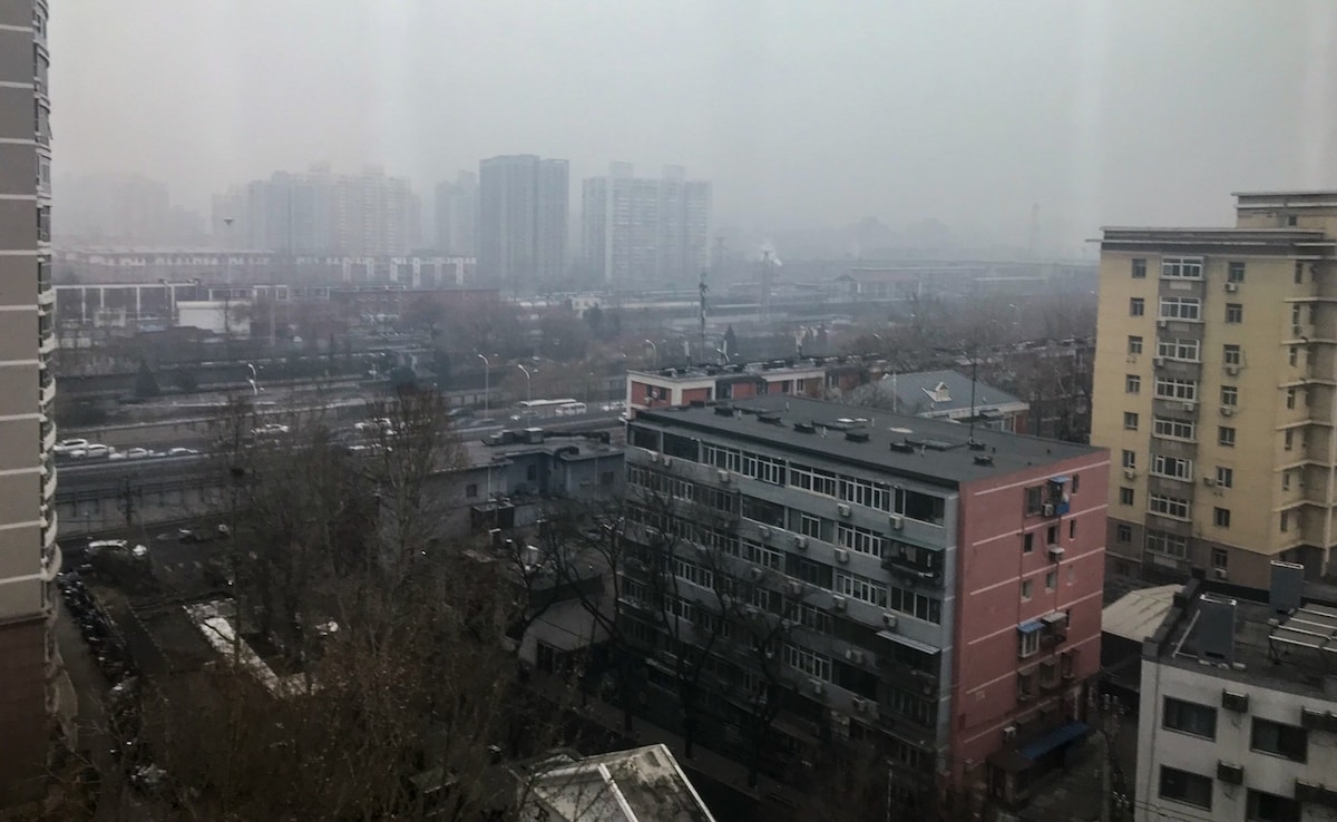 बीजिंग के आसमान में भी इस वक्त स्मॉग छाया हुआ है. बीजिंग के आसमान में भी इस वक्त स्मॉग छाया हुआ है.