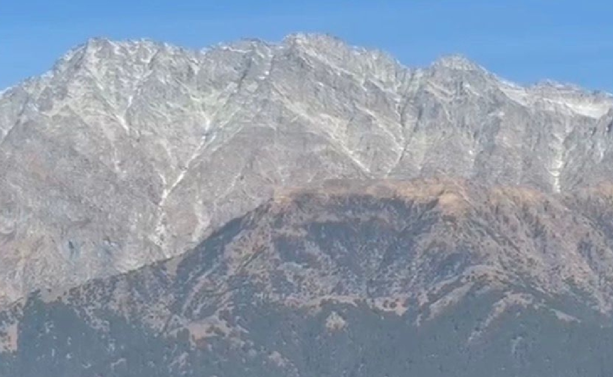 हिमाचल प्रदेश में नजर आ रहा है मौसम का अलग मिजाज, कहीं गिर रही हैं बर्फ तो कहीं खिली है धूप