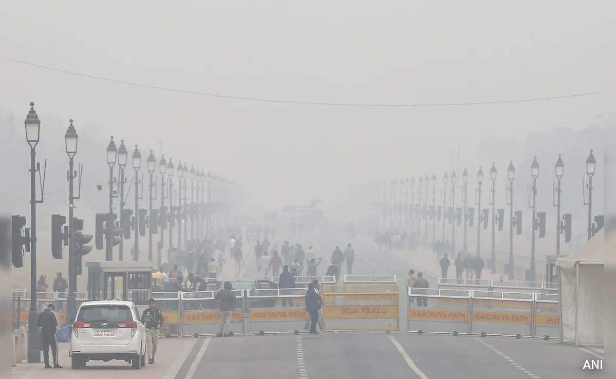 Delhi Struggles With Very Poor Air Quality, Dense Smog Reduces Visibility