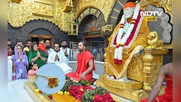 Shirdi News: साई चरणी भक्तानं वाहिलं सोन्याचं फुल, वजन अन् किंमत माहित आहे का?