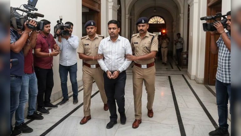 10 लाख की घूस, 10 KM की दौड़: MP में CBI ने फ&zwj;िल्&zwj;मी अंदाज में दबोचा रिश्वतखोर GST इंस्पेक्टर