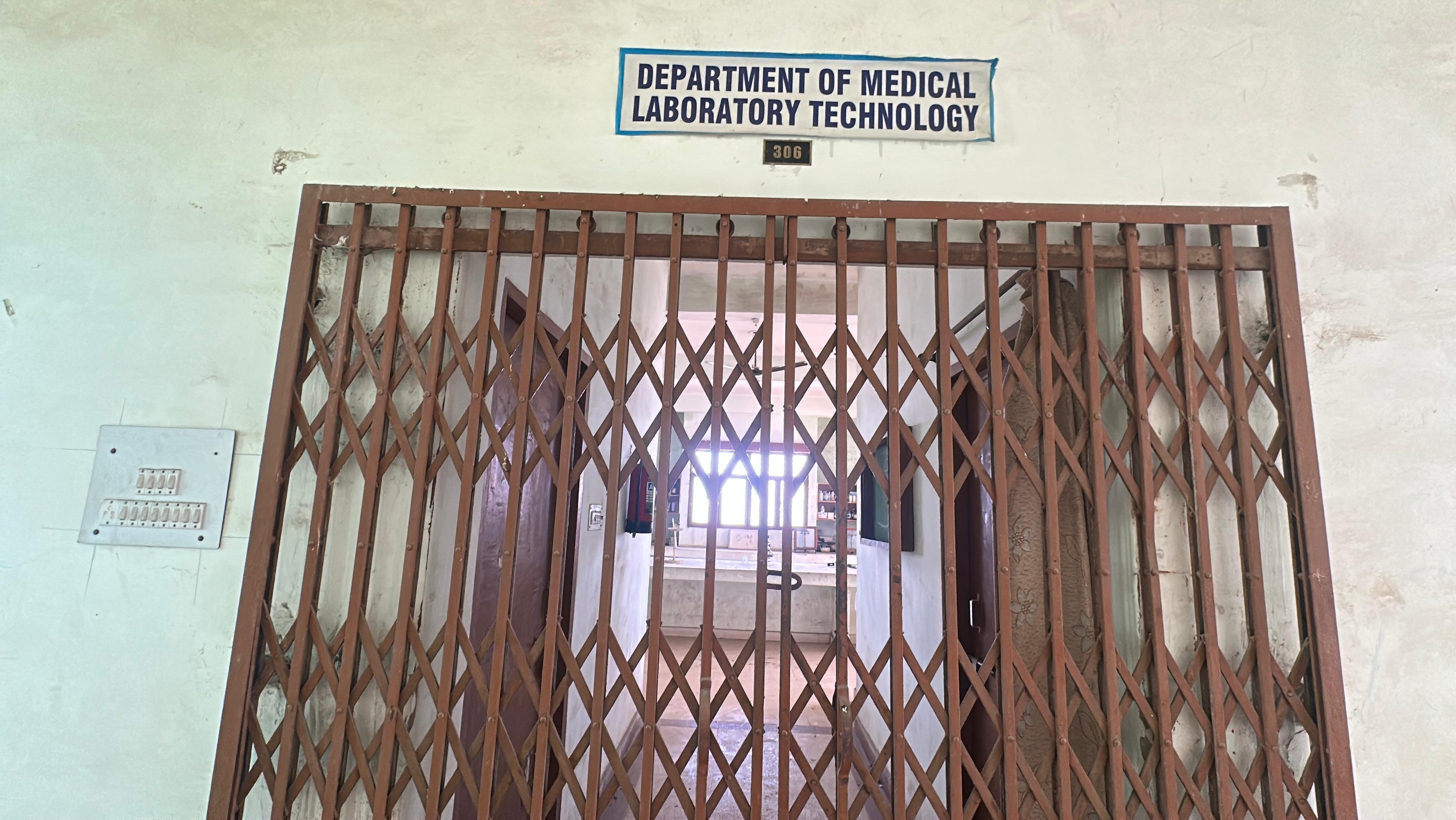 MP Paramedical Scam: कुछ कॉलेज में प्रयोगशाला तो हैं लेकिन उन पर भी ताले जड़े हुए हैं.