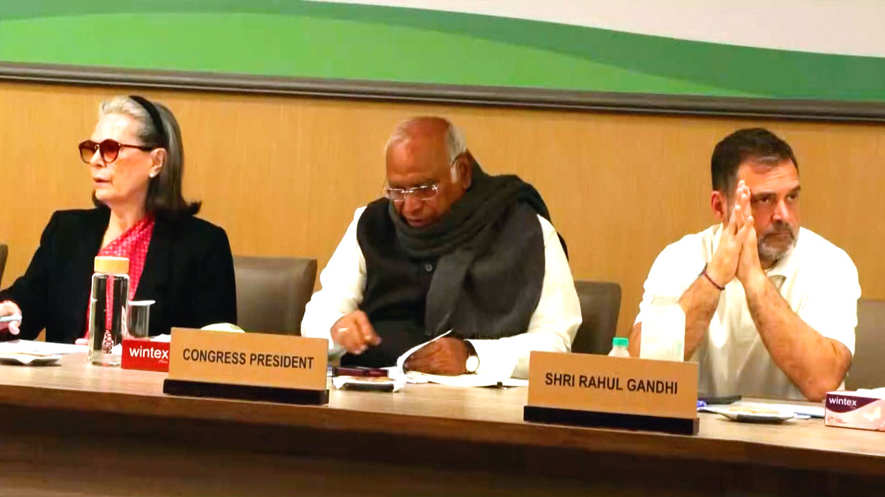 Sonia, Rahul Gandhi Lead Congress CWC Meet; Siddaramaiah, Shashi Tharoor Join