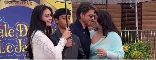 Shah Rukh Khan, Kajol And Her Children Yug And Nysa Pose In London. Fans Say, "Picture Perfect Moment"