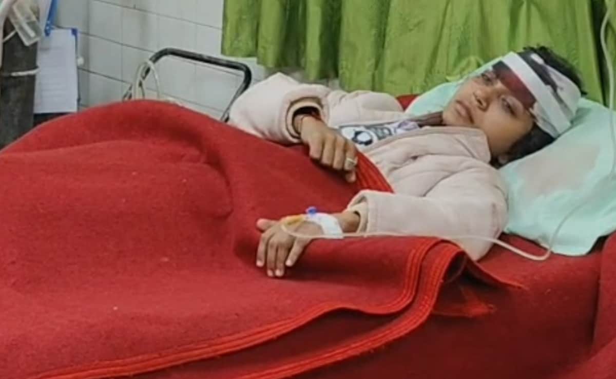 अयोध्या के जिला अस्पताल में भर्ती हादसे में घायल हुई एक महिला. अयोध्या के जिला अस्पताल में भर्ती हादसे में घायल हुई एक महिला.