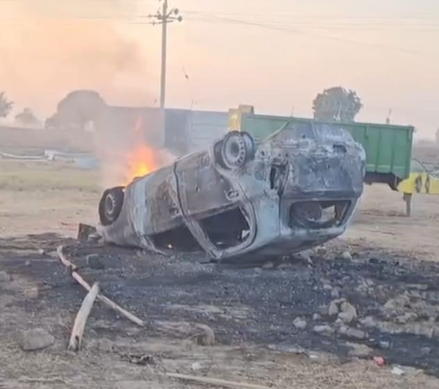 कार में लोगों ने लगाई आग कार में लोगों ने लगाई आग