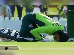 फाइनल मुकाबला, सामने भारत और शानदार शतक... फिर मैदान में यूं सजदा करते दिखे समीर मिन्हास, VIDEO