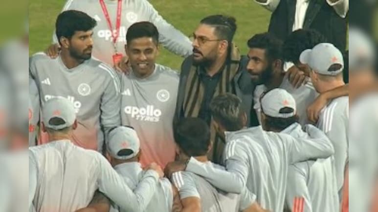 IND vs SA: युवराज सिंह ने की भारतीय खिलाड़ियों से मुलाकात, कोच गंभीर के साथ दिखा याराना, स्टैंड का हुआ अनावरण