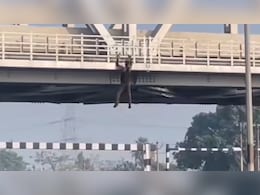 VIDEO : रेलवे पुल पर लटक खतरनाक स्टंट कर रहा शख्स, नीचे हाईवे से गुजर रही तेज रफ्तार गाड़ियां