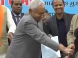 'महिला डॉक्टर के नकाब पर हाथ डालना बर्दाश्त नहीं, 10 हजार देकर आत्मसम्मान...', AIMIM ने की नीतीश से माफी की मांग