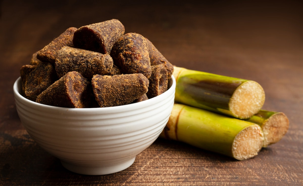 रोजाना एक टुकड़ा काला गुड़ खाने से क्या होता है, सच जानकर आज से शुरू कर देंगे खाना!