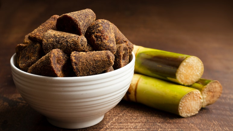 रोजाना एक टुकड़ा काला गुड़ खाने से क्या होता है, सच जानकर आज से शुरू कर देंगे खाना!