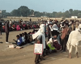 Rajasthan: रात 11 बजे से लगी लाइन, 12 घंटे बाद मिला यूरिया खाद, बारां में किसानों की भीड़ देख चकरा जाएगा सिर