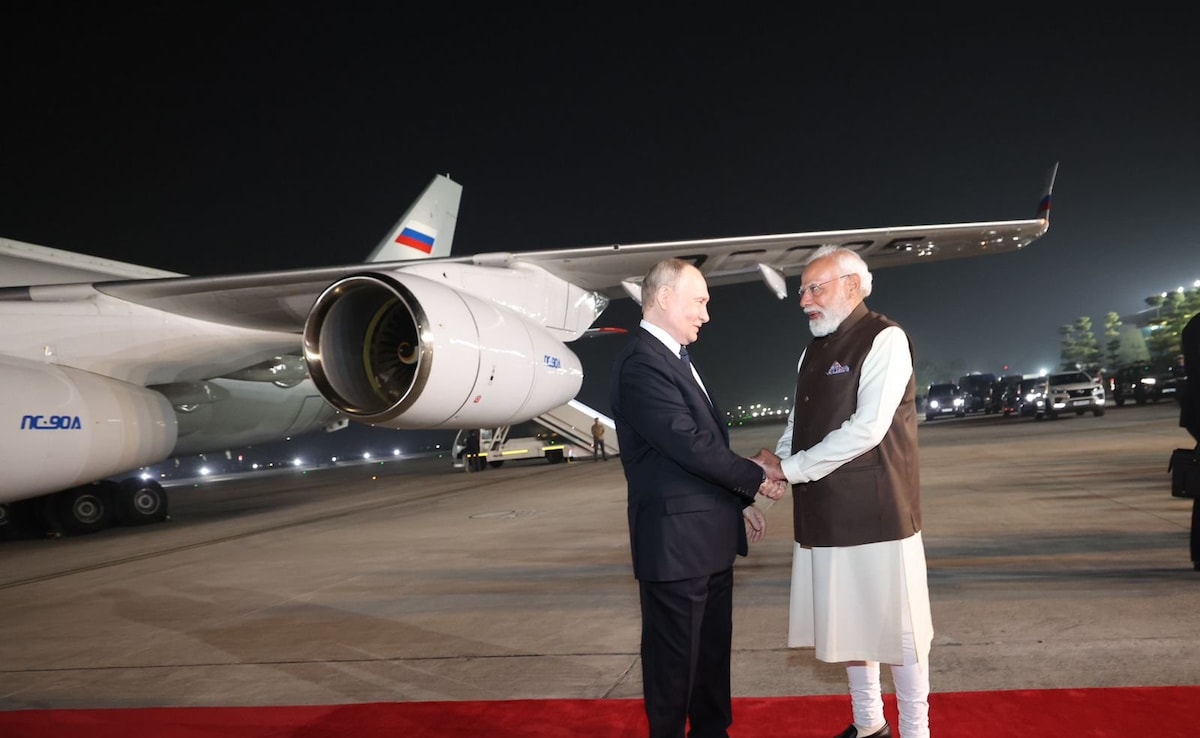 The two leaders shook hands, hugged each other and exchanged greetings. The two leaders shook hands, hugged each other and exchanged greetings.