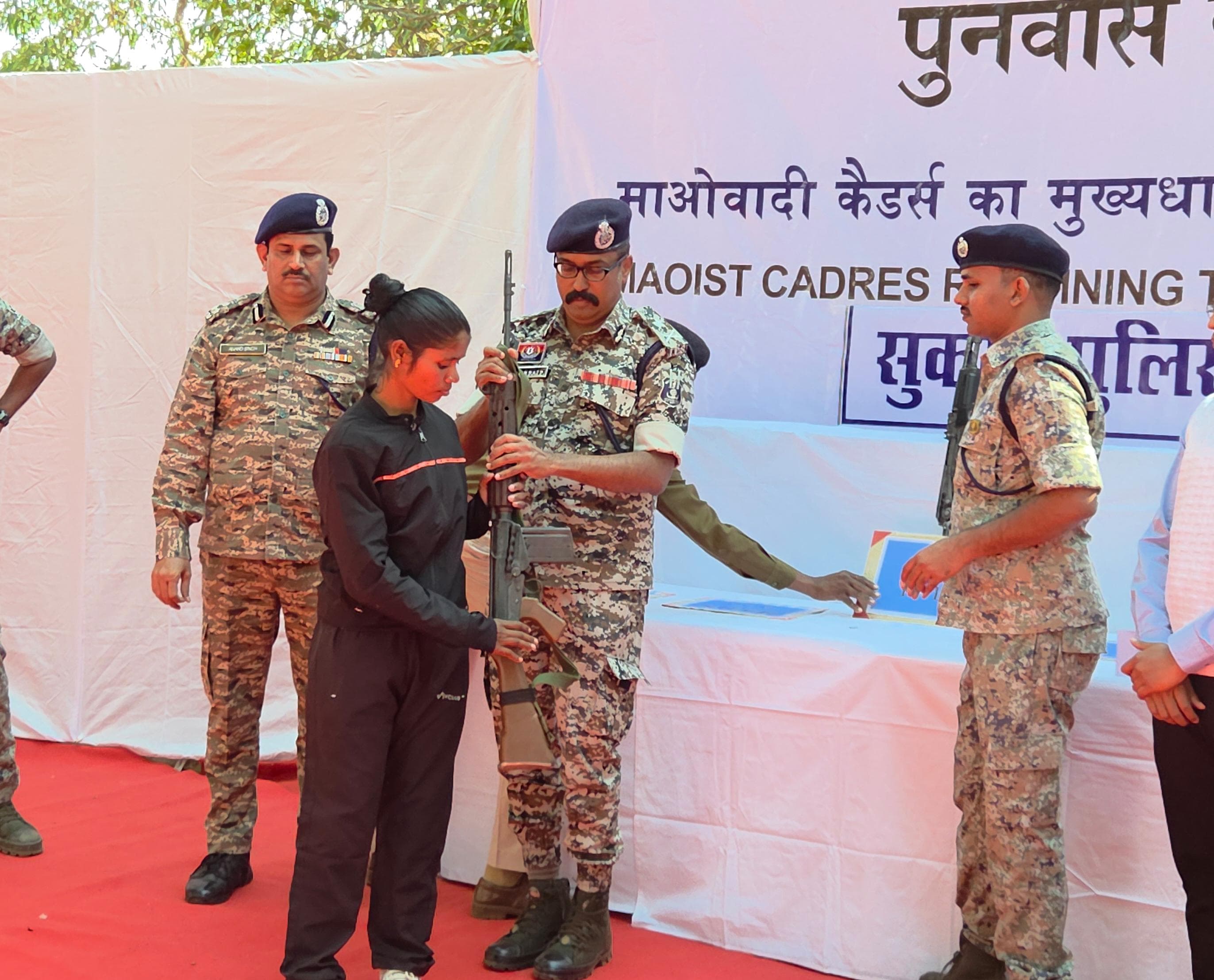 Sukma Naxal Surrender: सरेंडर करते नक्सली