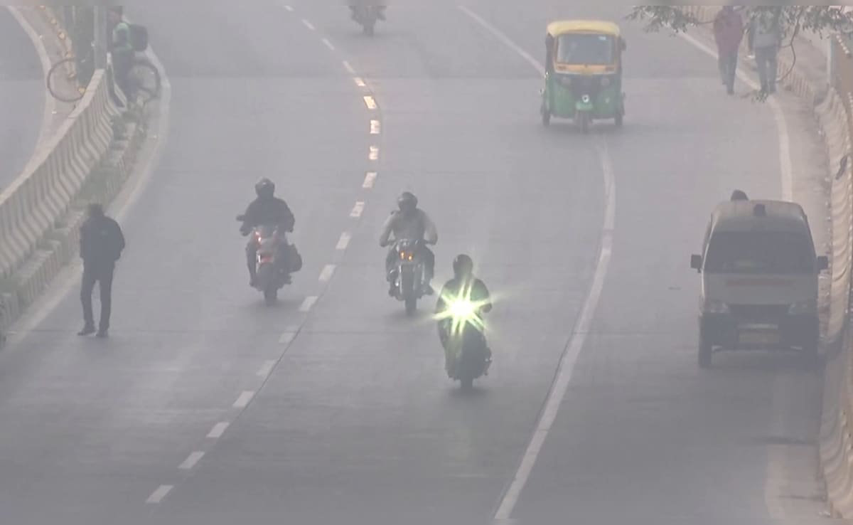 Delhi Air Pollution Live Updates: Commuters Complain As Delhi Bans Fuel Without Pollution Certificate Delhi Air Pollution Live Updates: Commuters Complain As Delhi Bans Fuel Without Pollution Certificate