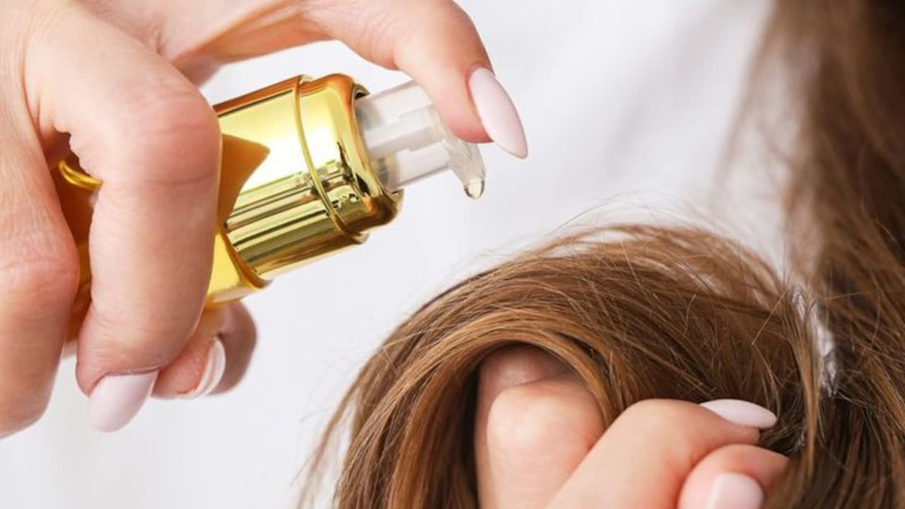 How To Oil Hair Overnight In Winter Without Greasy Roots Or Pillowcases How To Oil Hair Overnight In Winter Without Greasy Roots Or Pillowcases