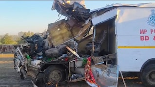 पुलिस की गाड़ी और कंटेनर की जोरदार टक्कर, मुरैना बम स्क्वॉड के 4 जवानों की मौत, एक गंभीर