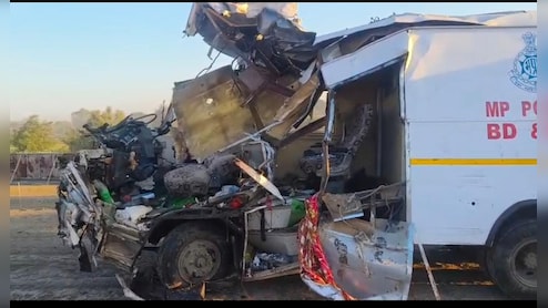 पुलिस की गाड़ी और कंटेनर की जोरदार टक्कर, मुरैना बम स्क्वॉड के 4 जवानों की मौत, एक गंभीर 