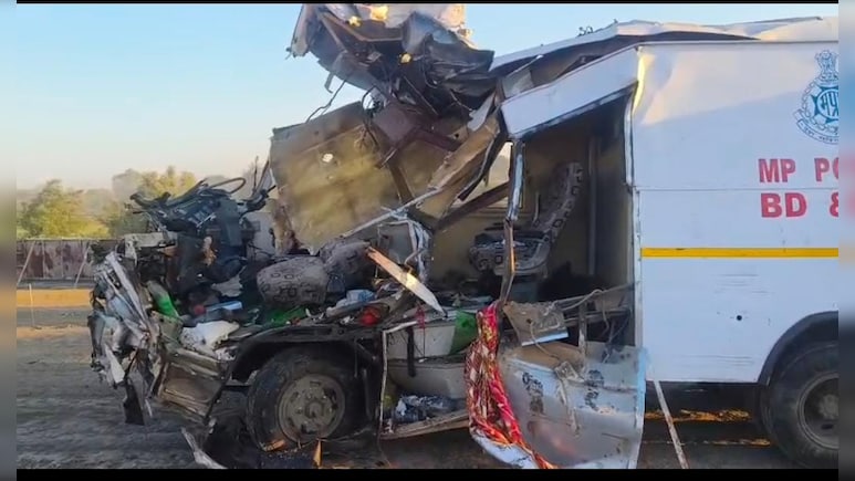 पुलिस की गाड़ी और कंटेनर की जोरदार टक्कर, मुरैना बम स्क्वॉड के 4 जवानों की मौत, एक गंभीर 