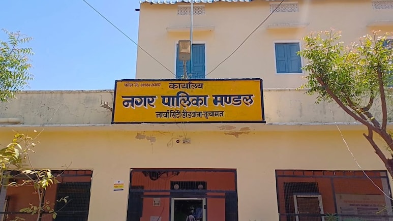 राजस्थान: मुआवजा नहीं दिया तो कोर्ट ने डीडवाना कलेक्टर की कार और पालिका का ऑफिस किया कुर्क, हड़कंप