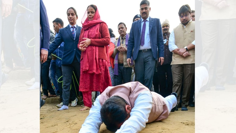 सीएम भजनलाल की अनोखी भक्ति, दंडवत प्रणाम कर की गोवर्धन महाराज की 21 Km परिक्रमा