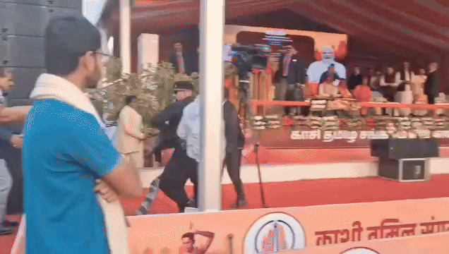 काशी में मंच पर बैठे थे योगी और अचानक पहुंच गया शराबी, जानें फिर क्या हुआ