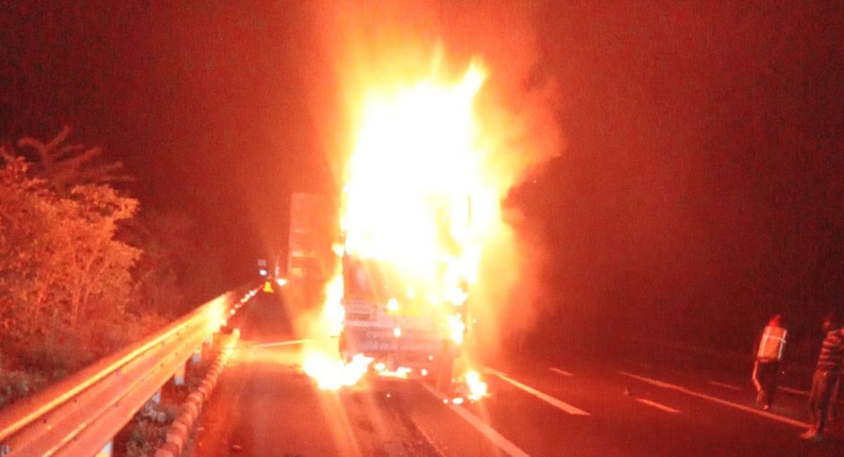 द‍िल्‍ली-मुंबई एक्‍सप्रेसवे पर भीषण हादसा, तीन लोग ज‍िंदा जले