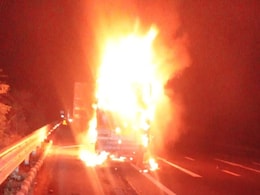 द&zwj;िल्&zwj;ली-मुंबई एक्&zwj;सप्रेसवे पर भीषण हादसा, तीन लोग ज&zwj;िंदा जले