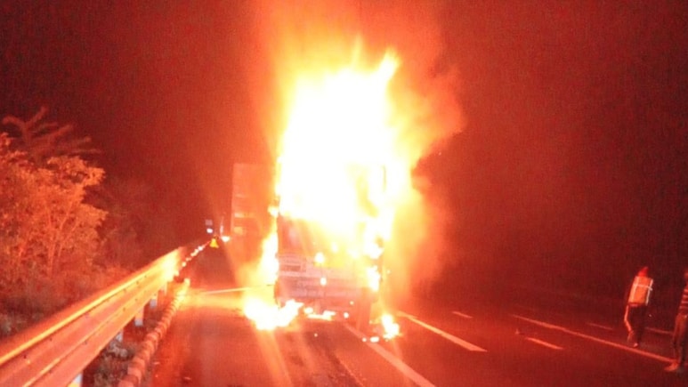 द&zwj;िल्&zwj;ली-मुंबई एक्&zwj;सप्रेसवे पर भीषण हादसा, तीन लोग ज&zwj;िंदा जले