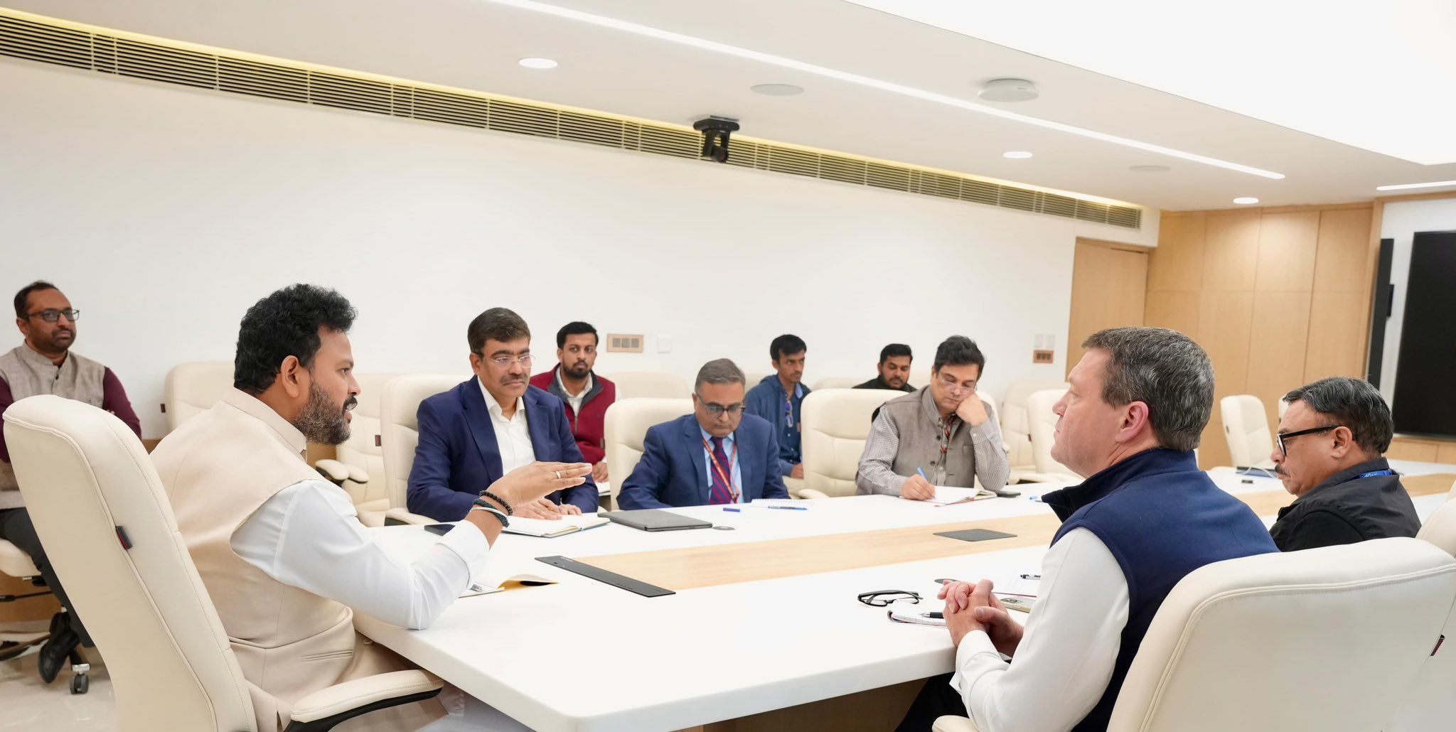 एविएशन मंत्री के साथ बैठक में इंडिगो के सीईओ व अन्य. एविएशन मंत्री के साथ बैठक में इंडिगो के सीईओ व अन्य.