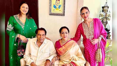 Dharmendra News: धर्मेंद्र-हेमा मालिनींच्या नातवाचा फोटो पाहिला का? चेहरा पाहून चाहत्यांना हीमॅनची आली आठवण Dharmendra News: धर्मेंद्र-हेमा मालिनींच्या नातवाचा फोटो पाहिला का? चेहरा पाहून चाहत्यांना हीमॅनची आली आठवण