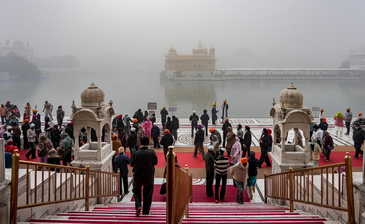 अमृतसर में गोल्डन टेंपल में कोहरे का कहर देखा जा सकता है. 