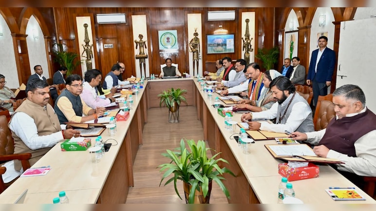 छत्तीसगढ़ में सरेंडर नक्सलियों के जुर्म 'माफ' करेगी सरकार! साय कैबिनेट का बड़ा फैसला, जानिए क्या रखा है प्रावधान