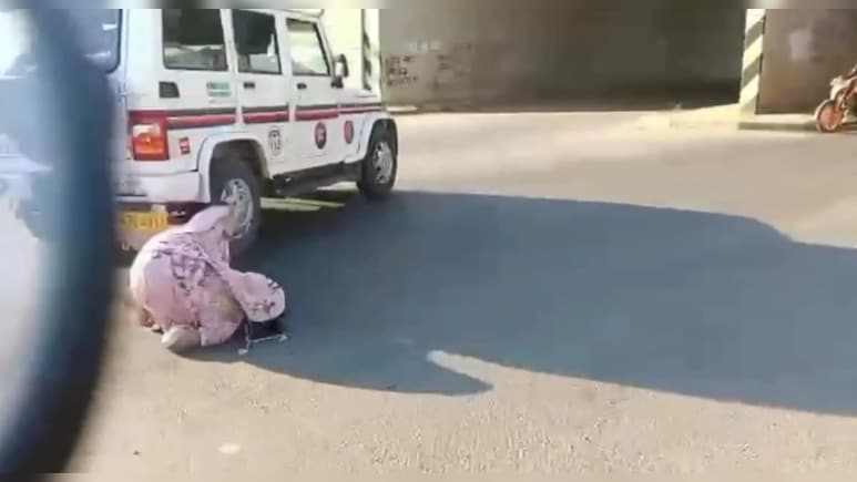 चेक&zwj;िंग के दौरान मह&zwj;िला से अभद्रता करना पुल&zwj;िस को पड़ा महंगा, एसपी ने ग&zwj;िरा दी गाज