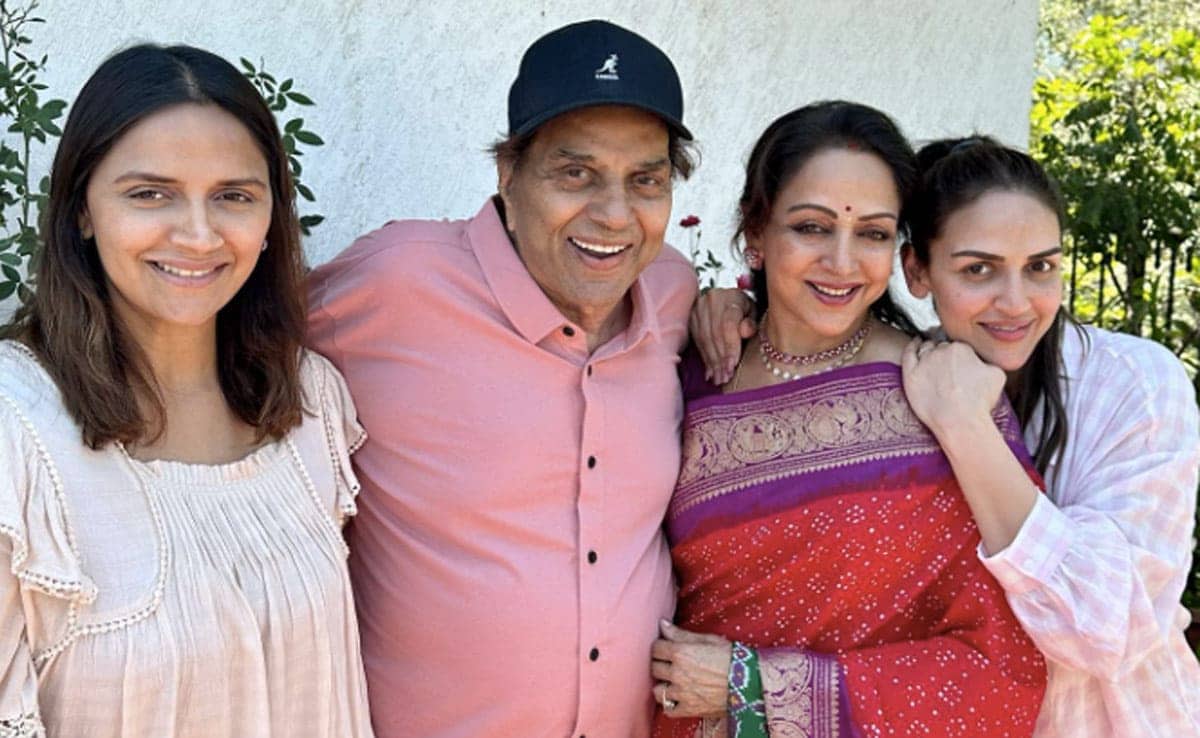 Hema Malini And Her Daughters To Host Dharmendra's Prayer Meet In Delhi